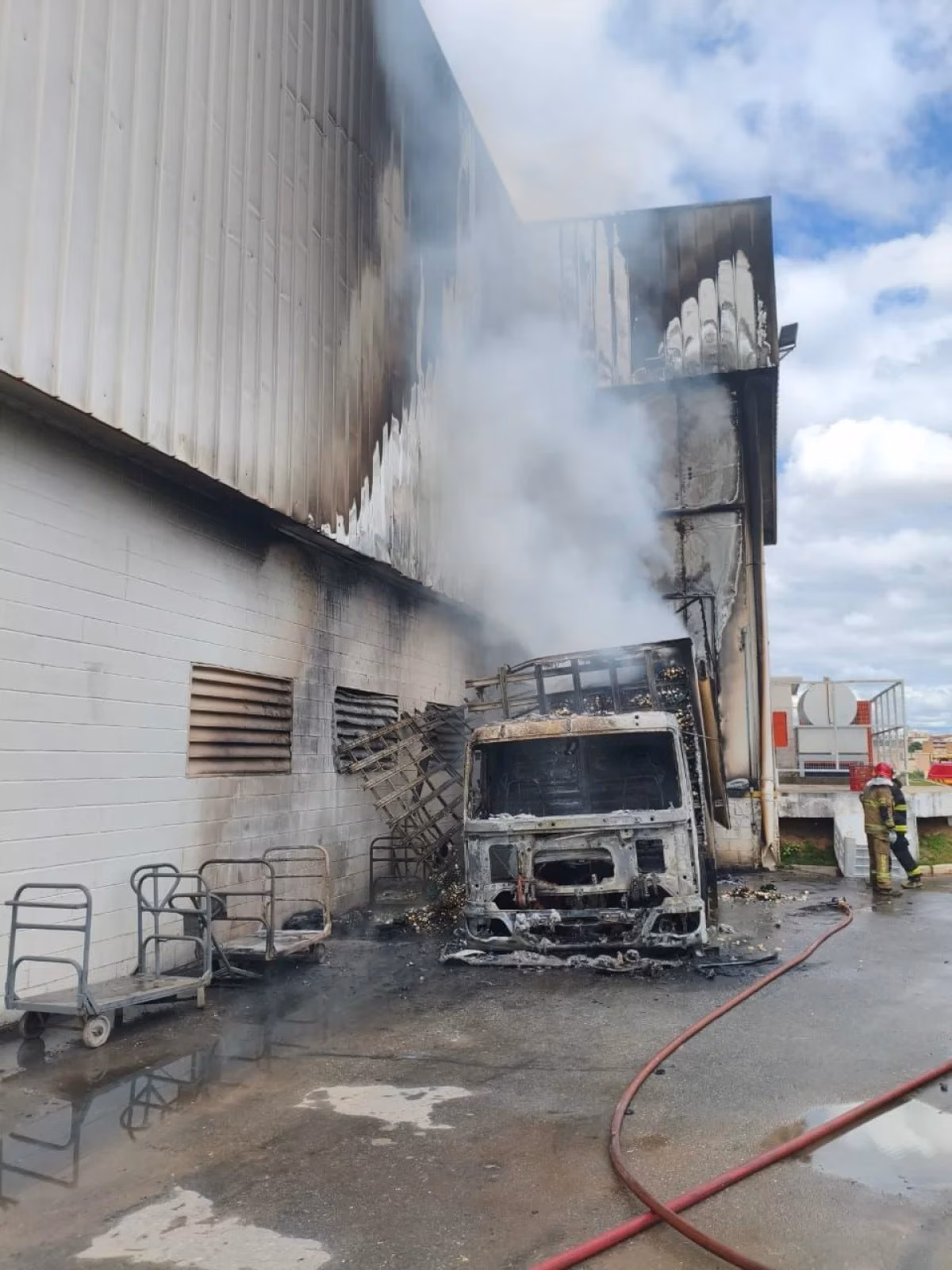 Fogo começou em caminhão na área de carga e ameaçou se alastrar para gasoduto; situação foi controlada sem vítimas