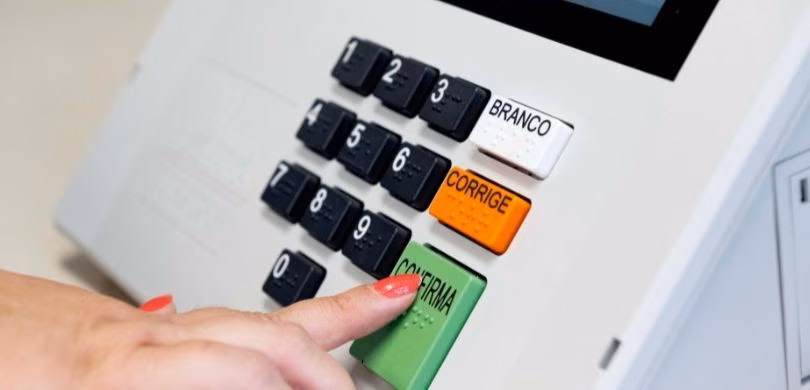 Urna eletrônica exigirá que eleitor vote em dois candidatos diferentes ao Senado durante as eleições gerais de 2026.