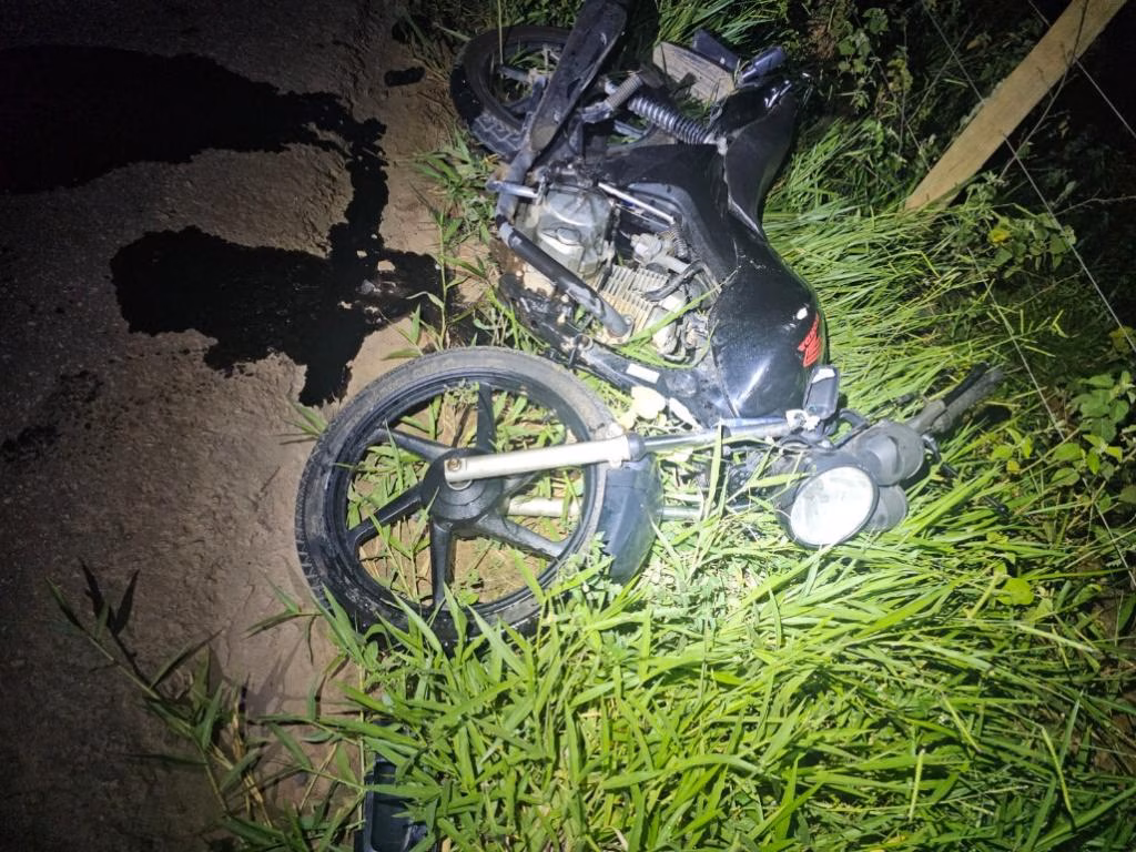 O condutor da moto morreu no local