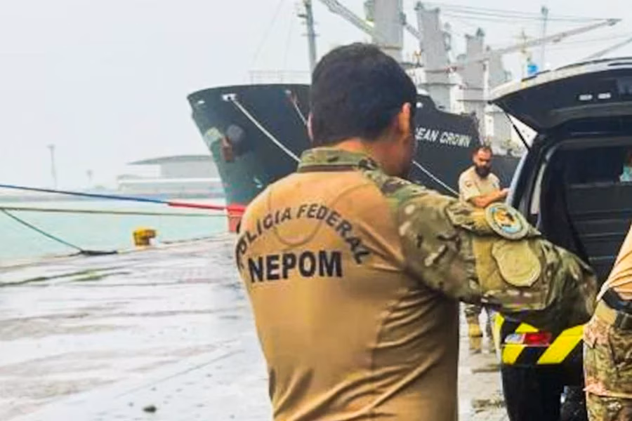 Brasileiros são presos com 1,3 tonelada de droga no Oceano Atlântico