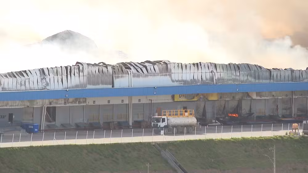 Foco de incêndio ainda era visto na tarde deste sábado (7)