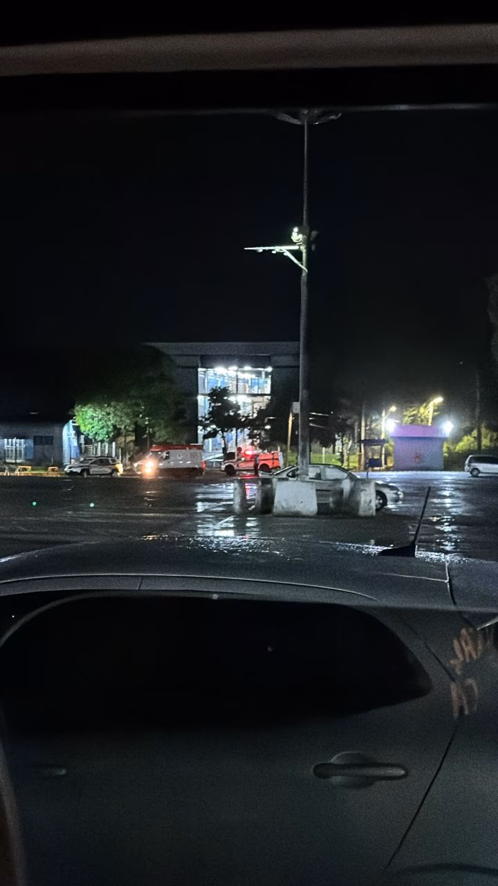 A vítima foi socorrida com vida e encaminhada para atendimento médico. Informações iniciais apontam que o homem foi atingido por dois disparos, um no braço e outro na perna