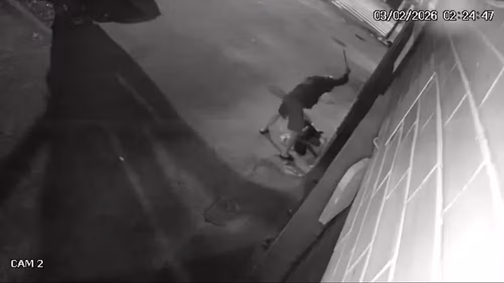 Momento do crime; vítima foi golpeada no pescoço