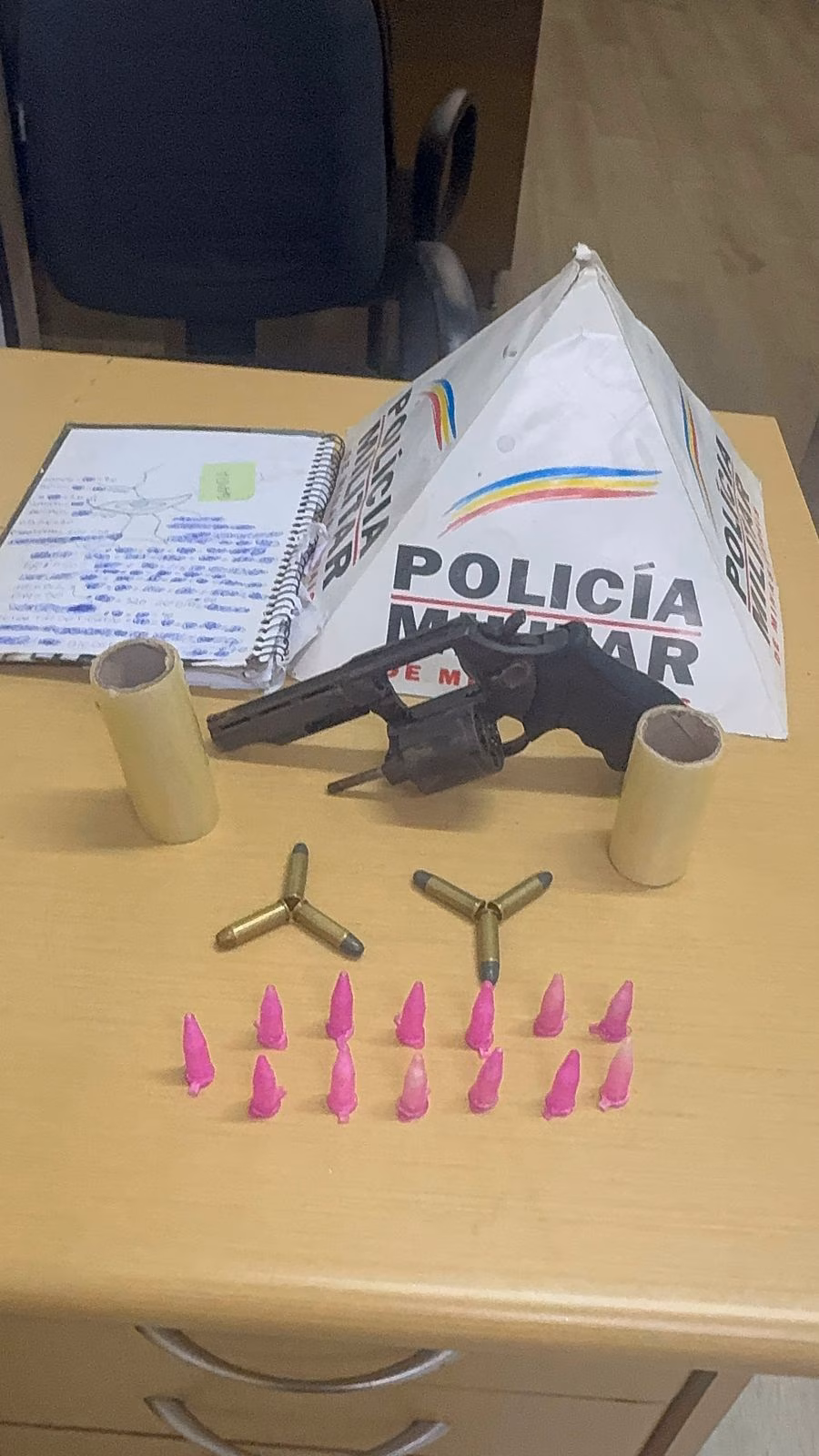 Ao chegarem ao local, os policiais perceberam movimentação intensa dentro da casa, com correria e tentativas de esconder objetos. A equipe então realizou a abordagem na residência e, com a autorização do morador, iniciou uma busca minuciosa no interior do imóvel.