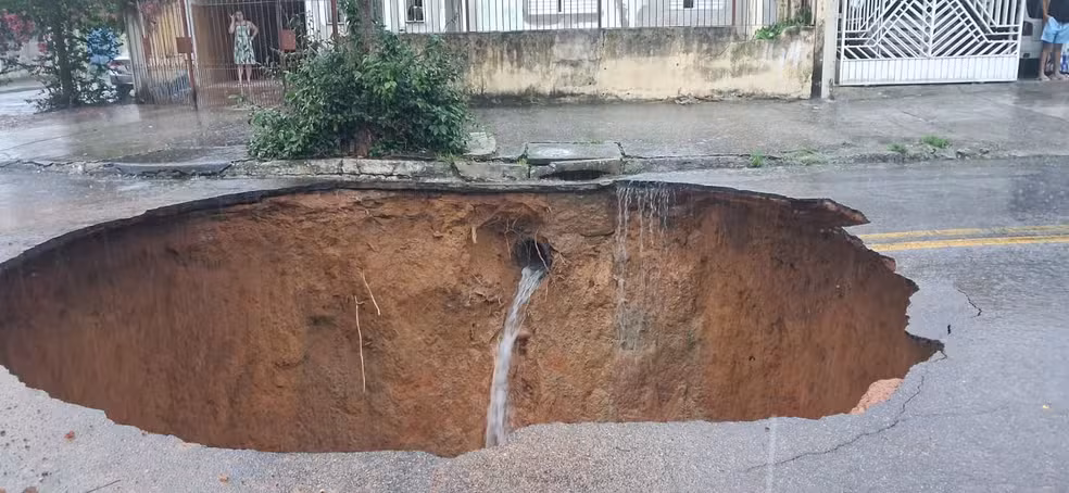 A cratera fica em frente a um prédio que foi interditado pela Defesa Civil.