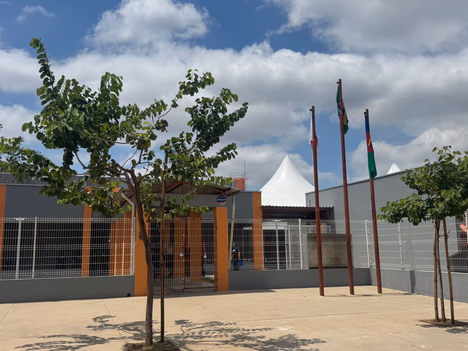 O nome da escola é uma homenagem póstuma a Nelcina Rosa de Jesus, mãe do ex-vereador José Orozimbo da Silva.