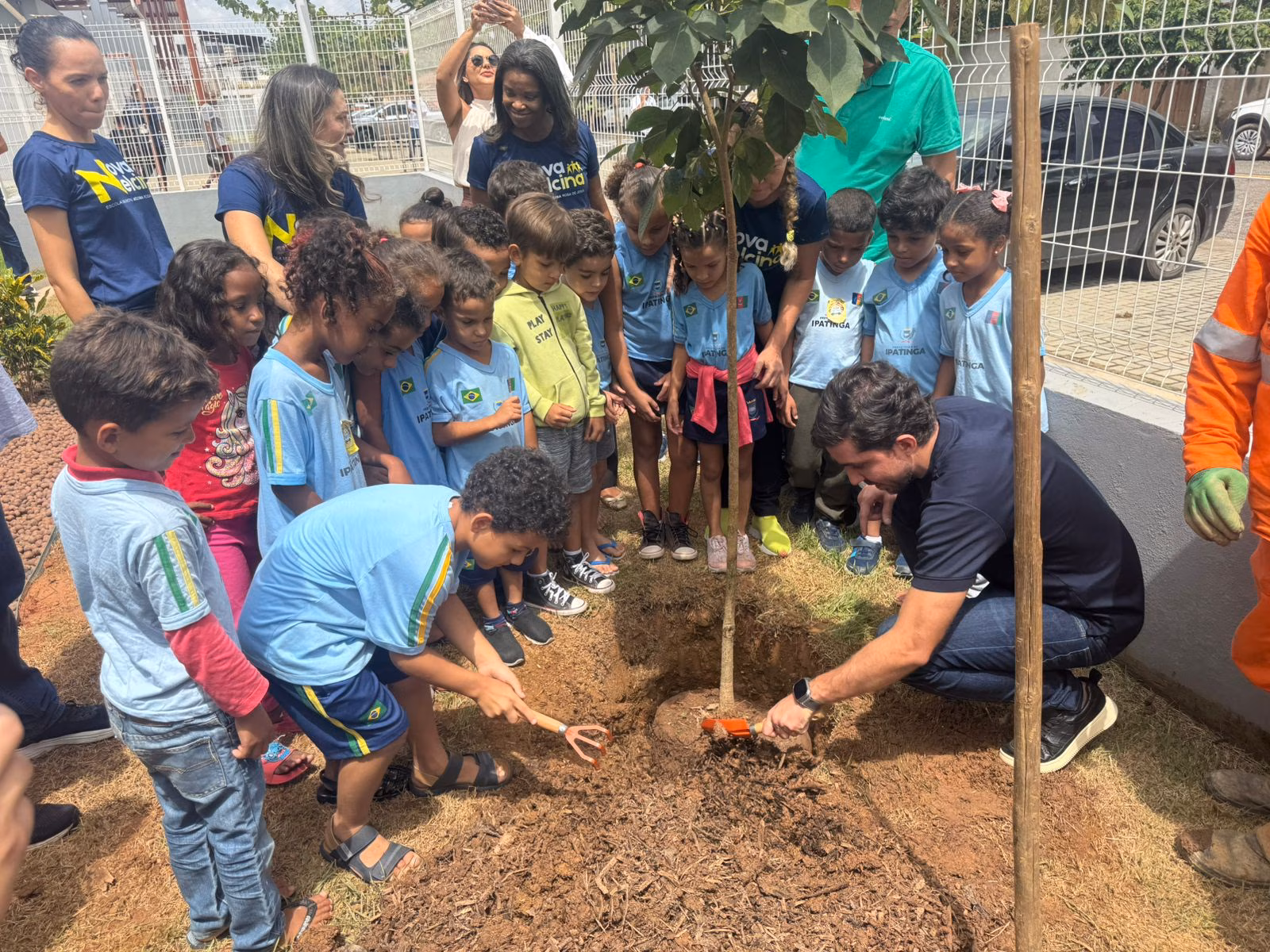 Com a reconstrução, a escola passa a atender aproximadamente 800 estudantes.