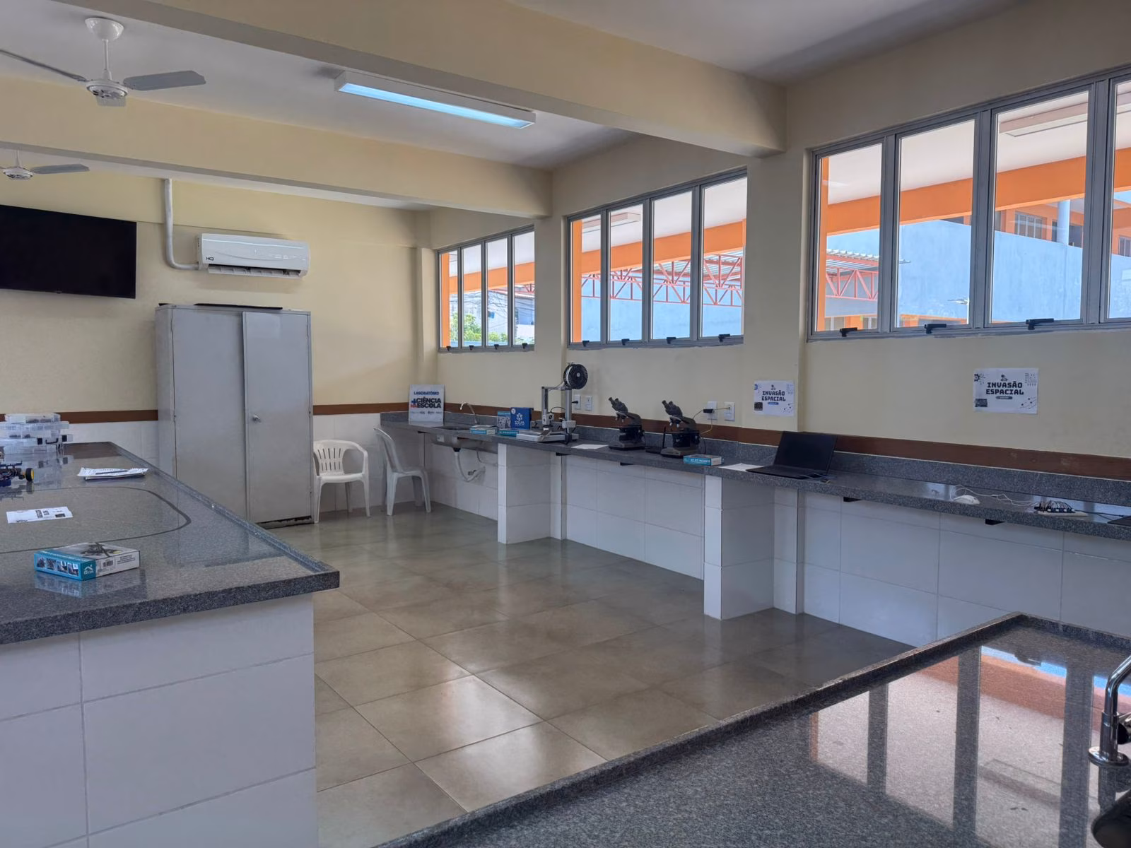 Novo laboratório da escola. 