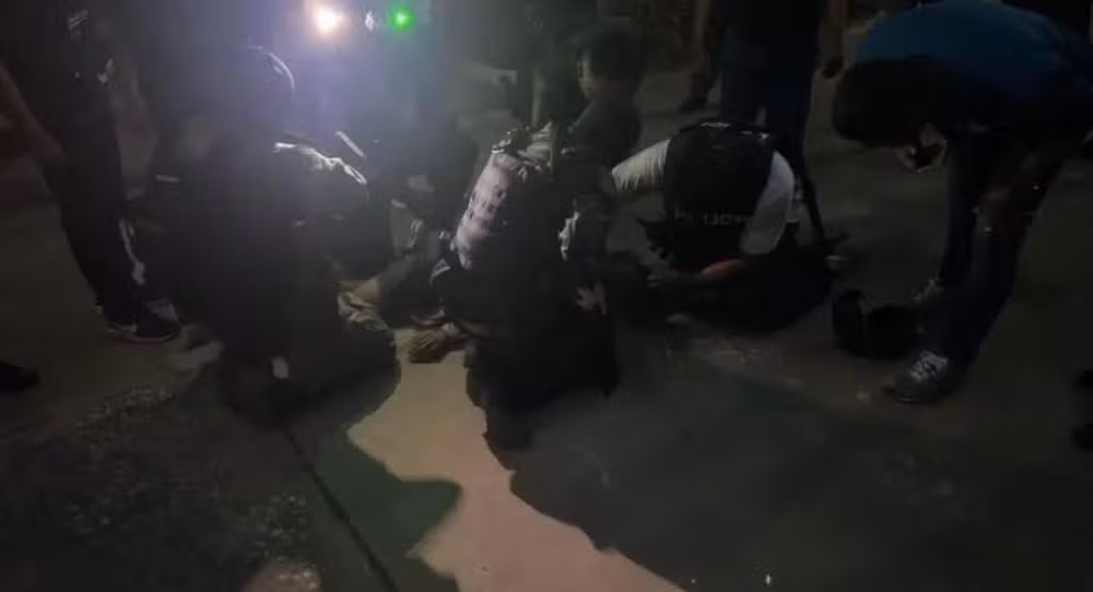 Exército da Tailândia postou foto do atirador que fez reféns em escola já imobilizado