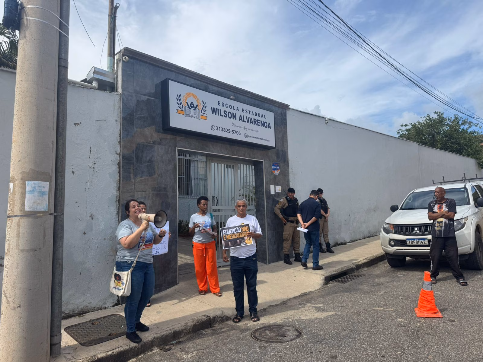 Protesto ocorreu durante inauguração de reforma e ampliação da Escola Estadual Wilson Alvarenga.