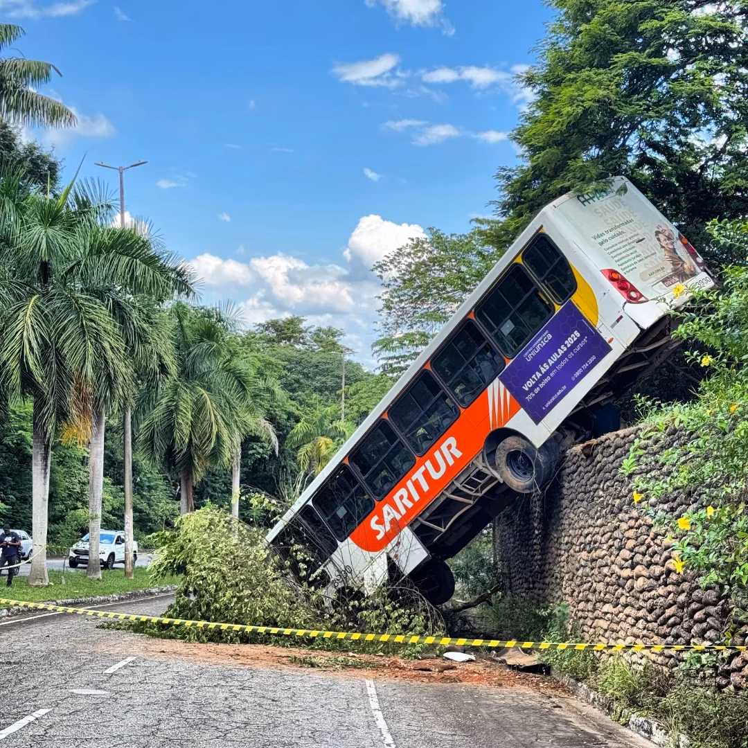Cada movimento passou a ser calculado para evitar qualquer vibração capaz de desestabilizar ainda mais a estrutura, que permanecia em situação frágil no barranco.