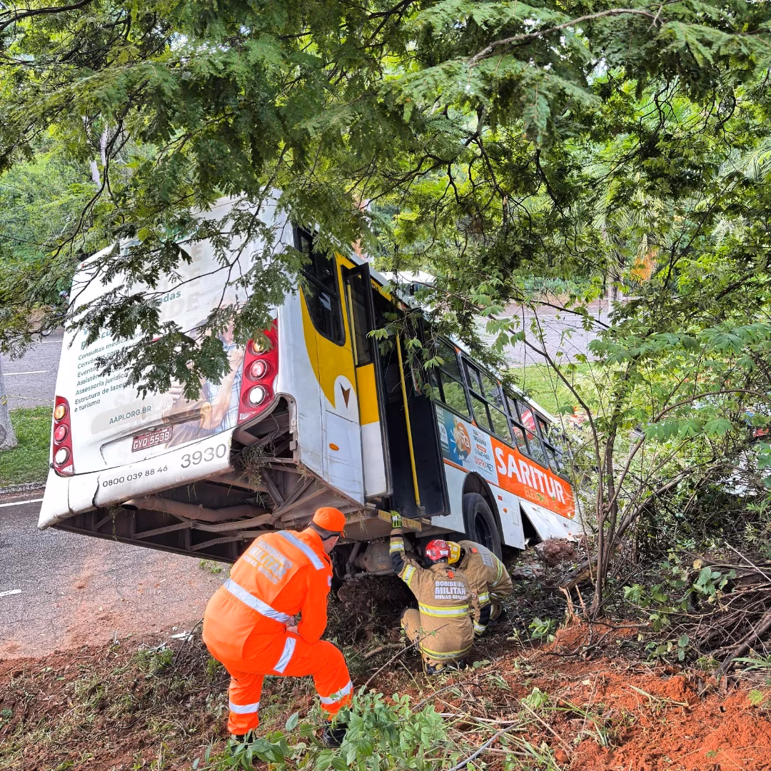 Cada movimento passou a ser calculado para evitar qualquer vibração capaz de desestabilizar ainda mais a estrutura, que permanecia em situação frágil no barranco.