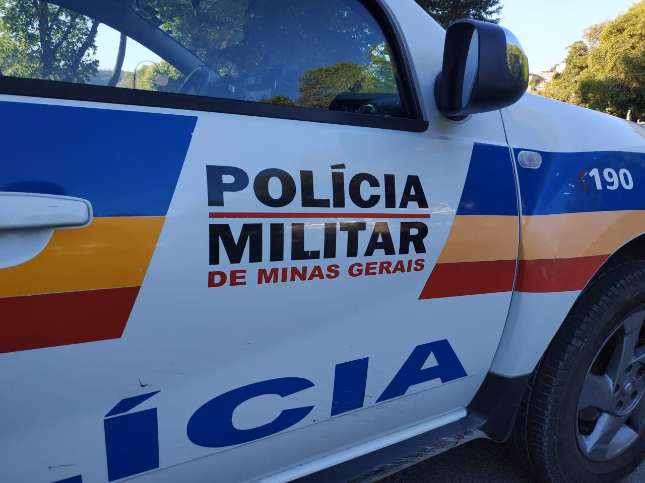 IPATINGA – Um adolescente de 17 anos foi recapturado pela Polícia Militar na tarde desta terça-feira (9), no bairro Jardim Panorama, em Ipatinga. Ele havia fugido do Centro Socioeducativo de Governador Valadares.

Segundo informações, o jovem cumpria medida socioeducativa por ato infracional análogo a roubo à mão armada, cometido em junho de 2025, em uma farmácia no bairro Cidade Nobre. Na ocasião, outros dois indivíduos participaram da ação, sendo um maior de idade e outro adolescente.

Em novembro do ano passado, o menor recebeu o benefício da saída temporária para passar um fim de semana com a família, mas não retornou à unidade.

Durante a abordagem, os militares constataram a existência de um mandado em desfavor do adolescente, que foi devidamente cumprido.