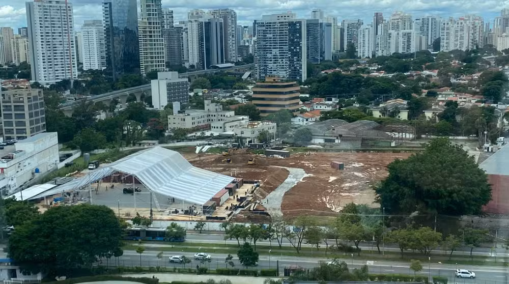 Terreno onde está sendo montada a estrutura do espaço de eventos Varanda Estaiada, na Zona Sul de São Paulo