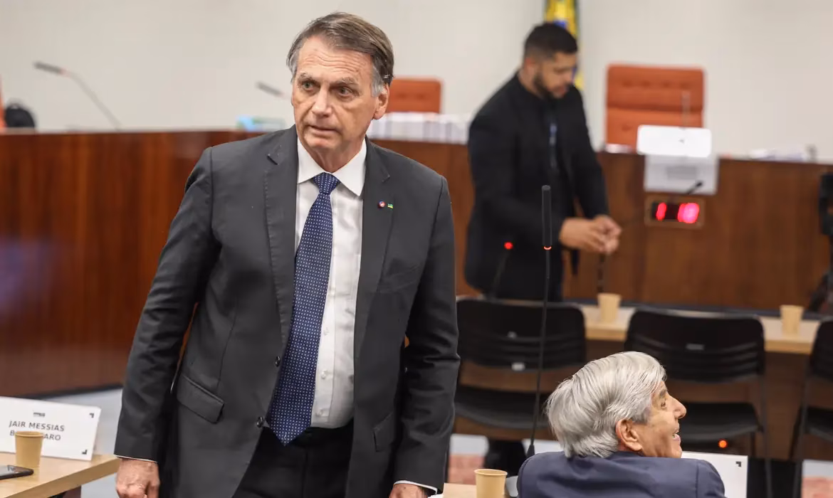 Defesa de Bolsonaro pede prisão domiciliar após laudo da PF