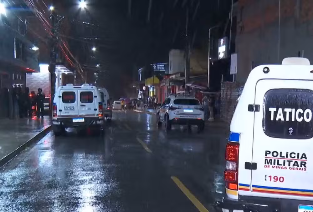 Carros da Polícia Militar em Ribeirão das Neves, na Grande BH, na porta de padaria onde chacina matou duas adolescentes e uma mulher