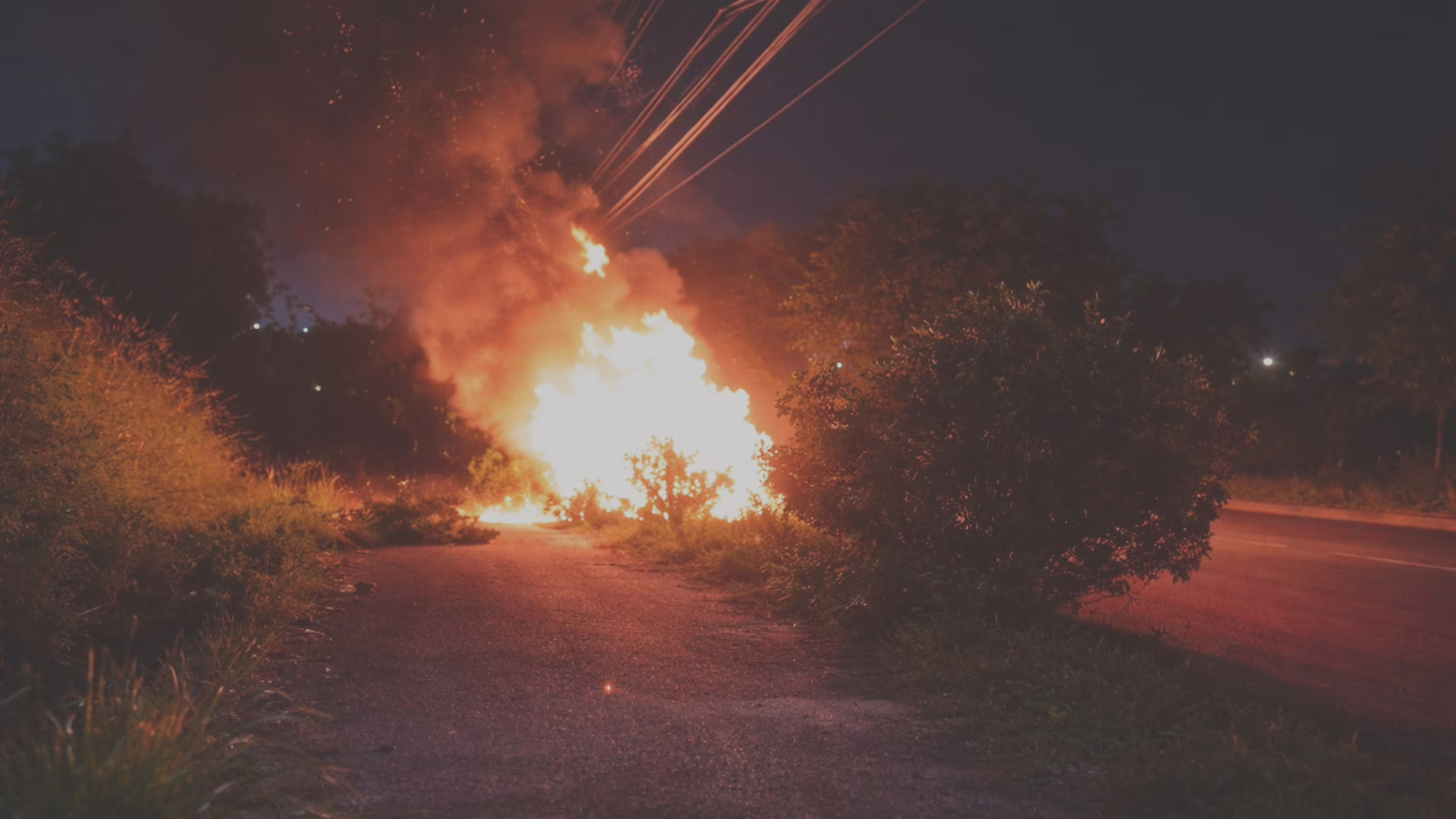 Carro pegou fogo ao bater no poste