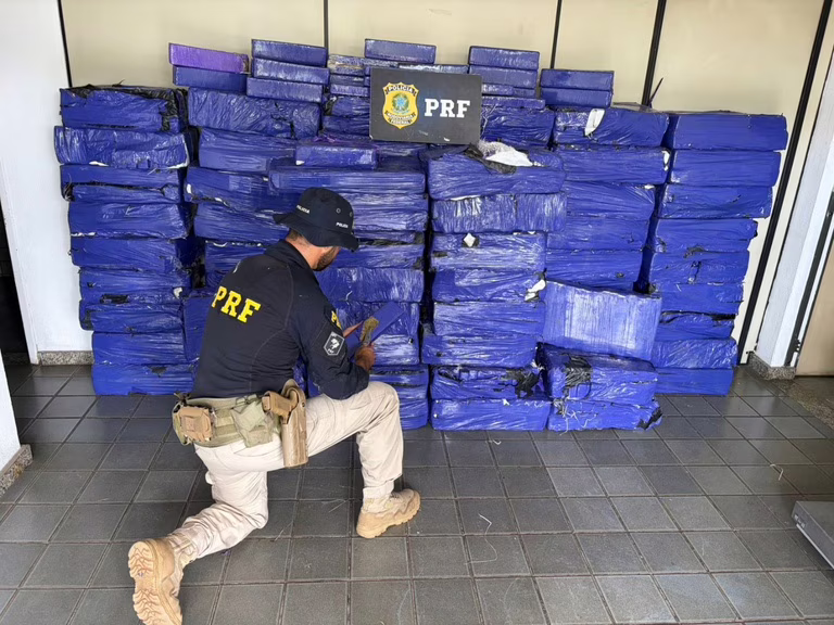 Além disso, a carga transportada chamava a atenção pela altura excessiva e pelo formato bastante irregular, o que levantou suspeitas.