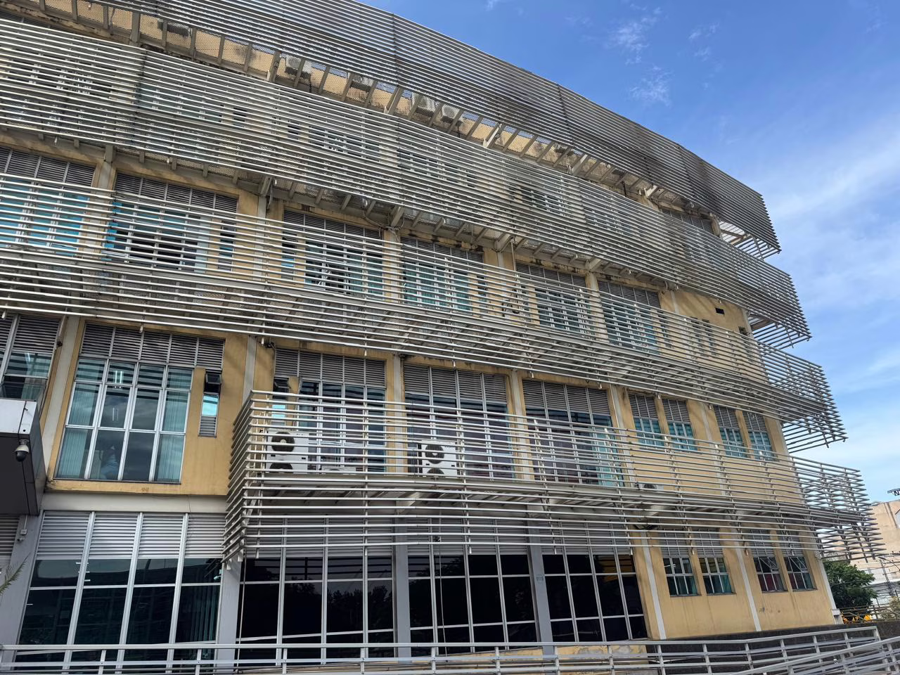 Segundo o Ministério Público, o homicídio foi motivado por desavenças ligadas a uma dívida de R$ 200. As investigações apontam que um dos acusados desceu de um veículo e efetuou os tiros, enquanto o outro teria dado apoio à ação criminosa.