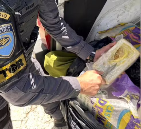 Os homens foram abordados no pátio de serviços de um hotel localizado às margens da Rodovia Castello Branco (SP-280), em Porangaba (SP).