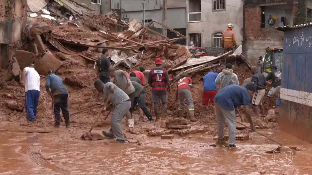 Moradores se juntam a bombeiros no resgate e no acolhimento de famílias na Zona da Mata (MG)