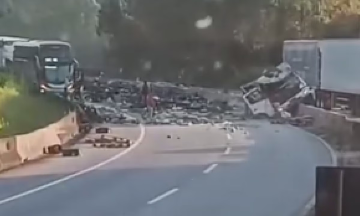 A carga de bananas se espalhou pela pista, como mostram imagens divulgadas nas redes sociais.