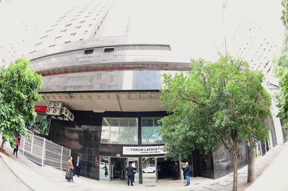 No momento do acidente, além de João Gabriel, duas mulheres estavam no interior do automóvel. Uma delas morreu ainda no local, enquanto a outra foi resgatada com ferimentos.