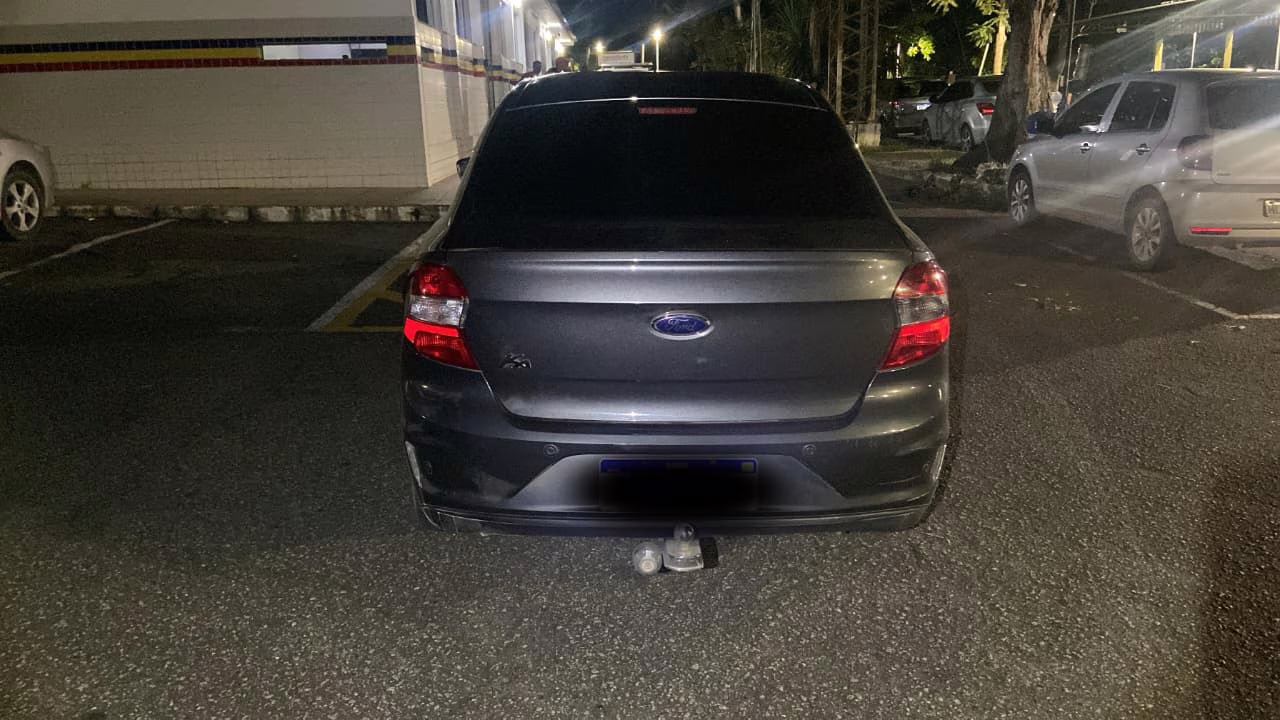 Durante o registro da ocorrência, os militares também verificaram que um dos envolvidos, maior de idade, estava na companhia de uma adolescente de 16 anos, sua namorada, o que configurou o crime de corrupção de menor.