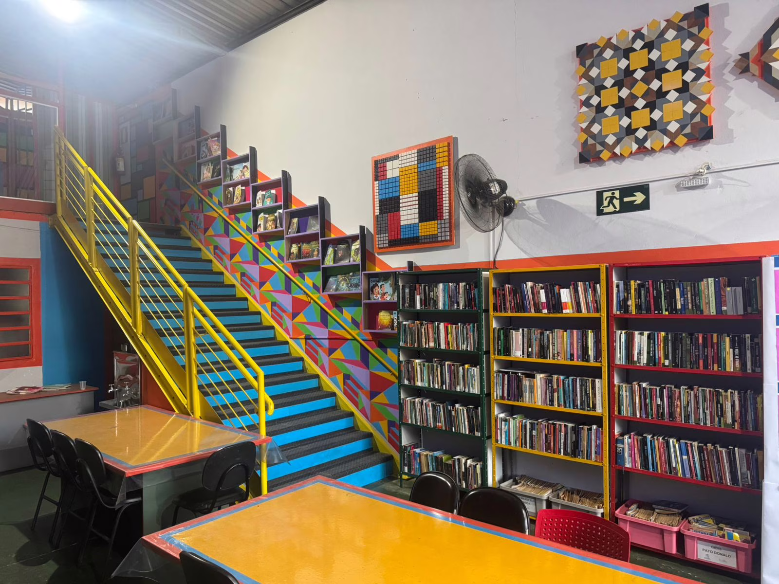 Parte do acervo da Biblioteca Faveiro Fantabulástico do Instituto. 