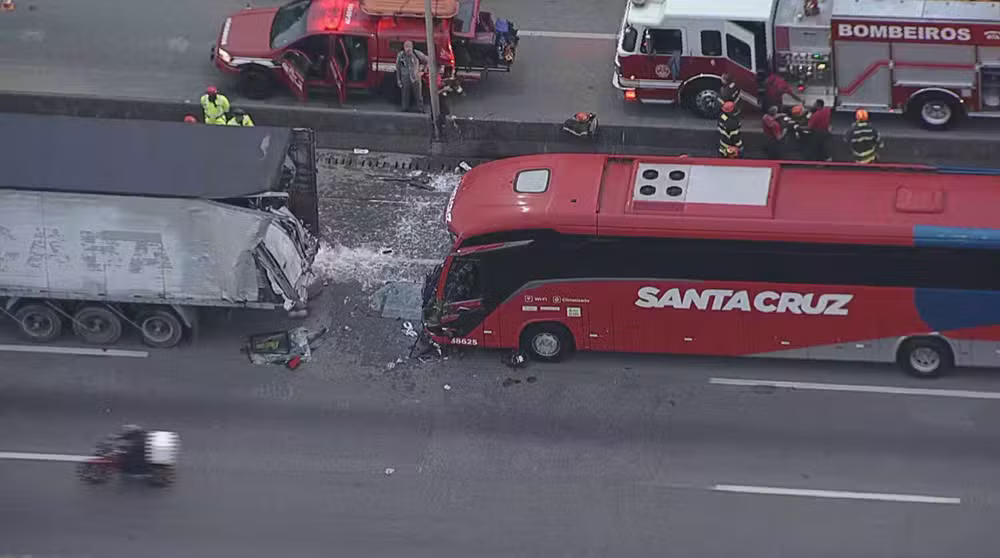 Acidente deixa um morto e seis feridos na Rodovia Fernão Dias