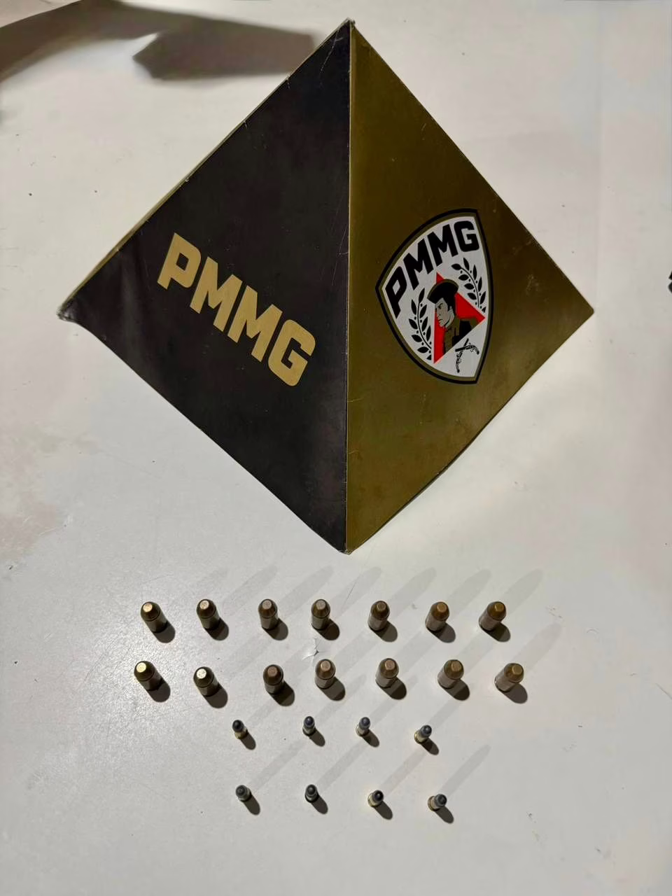 Durante o rastreamento, na Rua Cinco, os policiais visualizaram um indivíduo com roupas semelhantes às usadas pelo passageiro da moto.