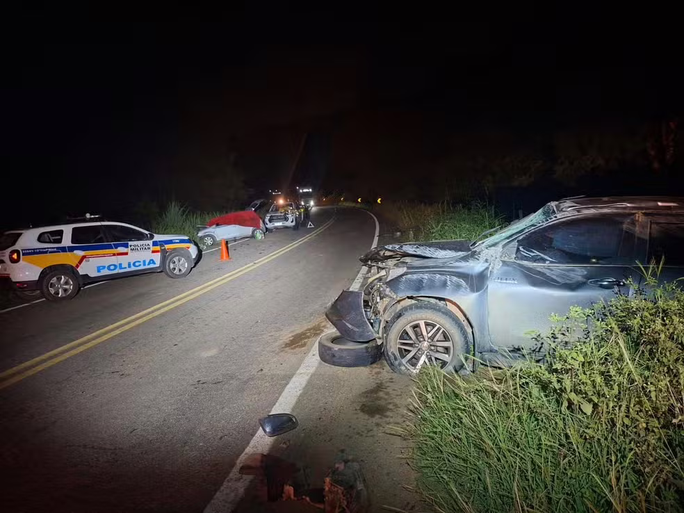 A passageira do carro ficou presa às ferragens e morreu ainda no local do acidente. O motorista, de 77 anos, sofreu apenas escoriações, segundo a ocorrência.