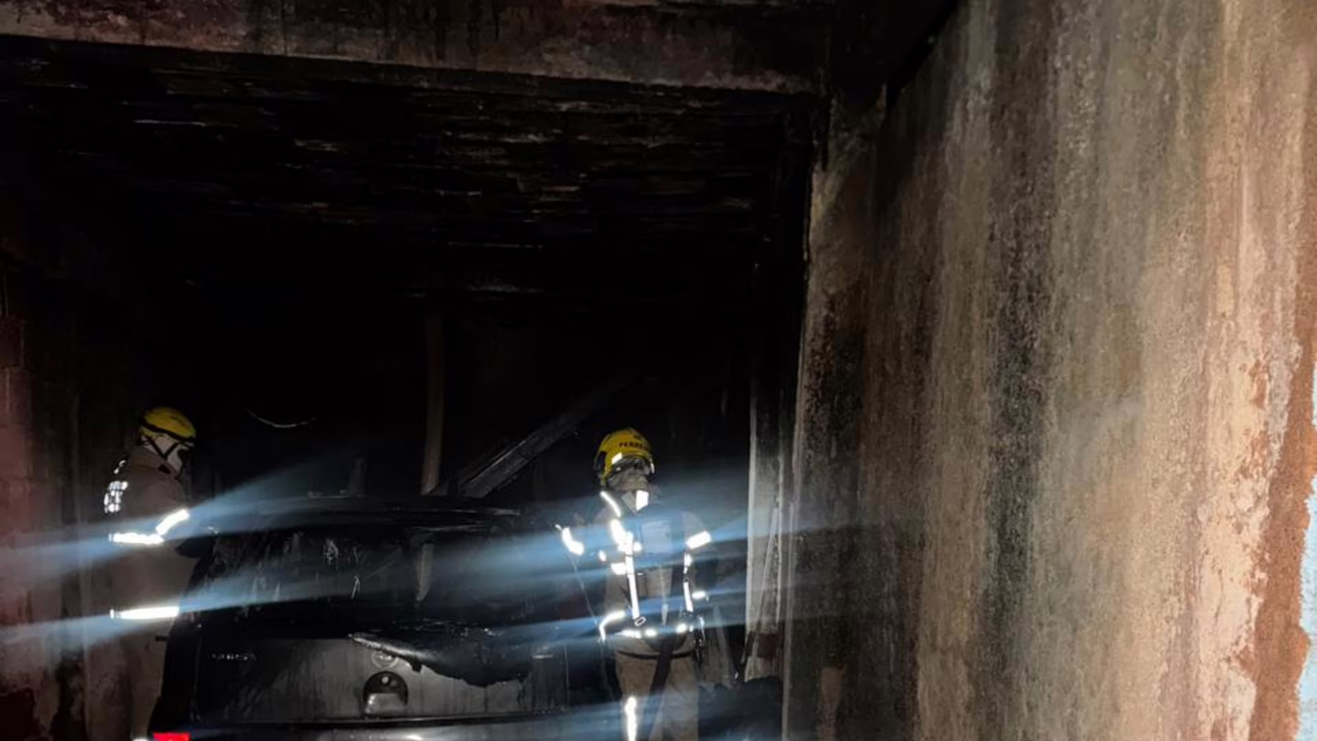 Foram identificados sinais de comprometimento em elementos estruturais da edificação, o que levou à orientação para que o proprietário interdite a área até nova avaliação.