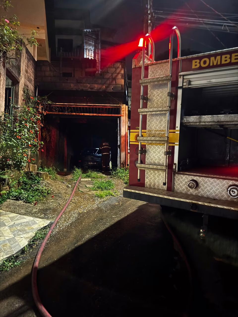 Foram identificados sinais de comprometimento em elementos estruturais da edificação, o que levou à orientação para que o proprietário interdite a área até nova avaliação.