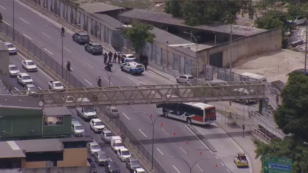 Ônibus é usado como barricada na Linha Amarela, na altura da Maré