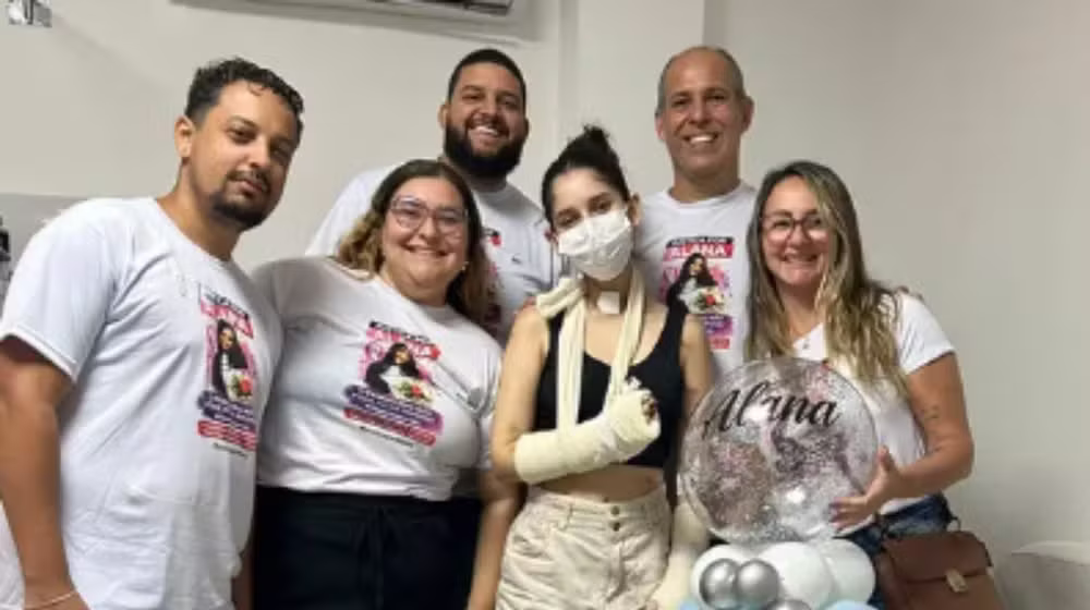 Família e amigos receberam Alana com camisetas personalizadas e pedidos de justiça