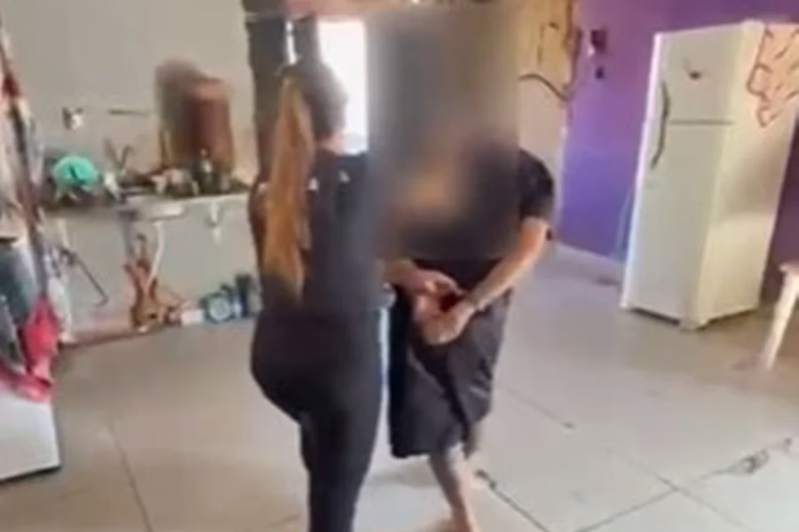 O homem foi preso pela polícia por tentativa de feminicídio, ameaça, injúria e cárcere privado