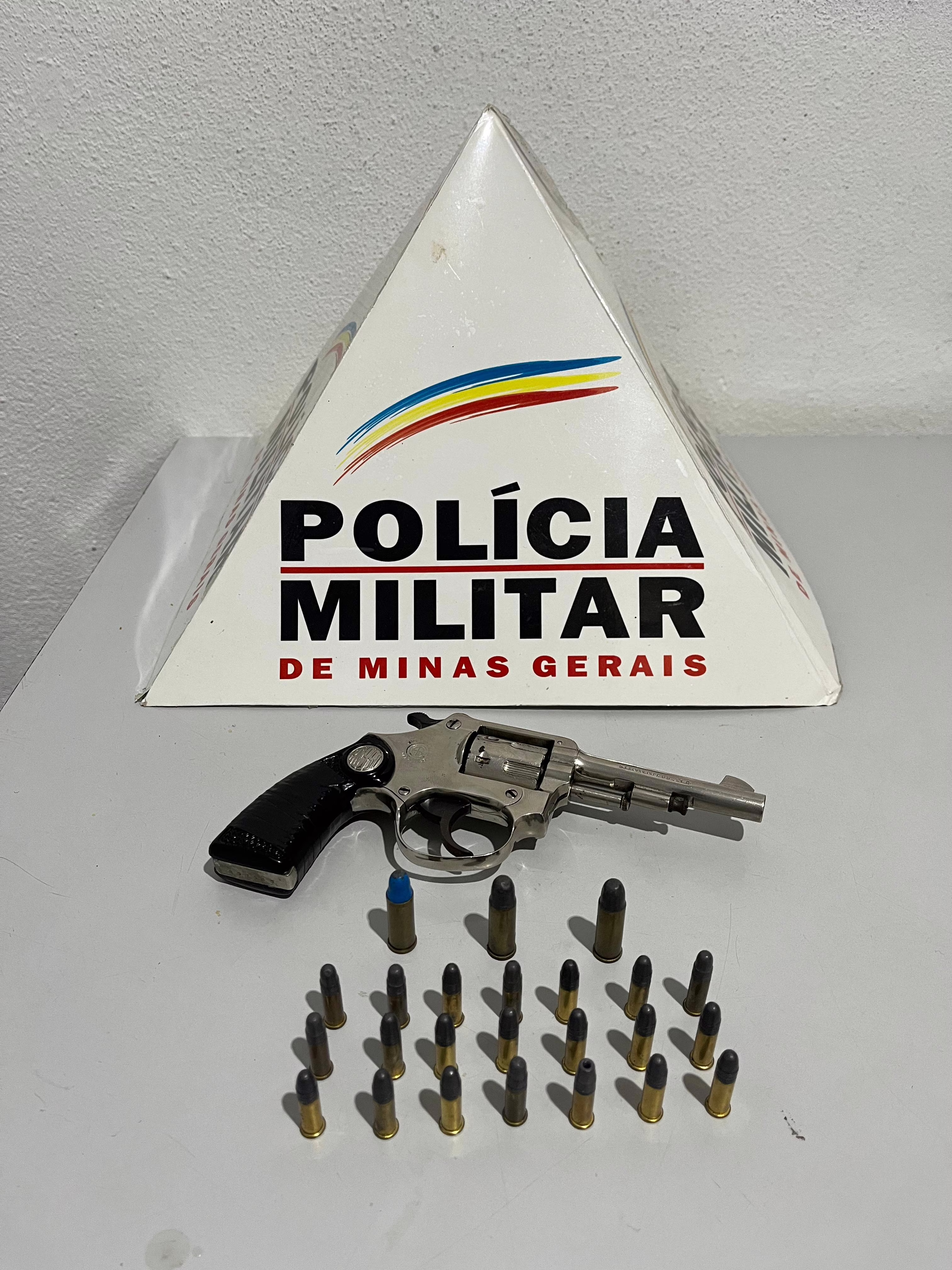 Diante do material localizado, o homem assumiu a posse da arma de fogo e das munições, mas negou ser o proprietário da substância entorpecente apreendida.