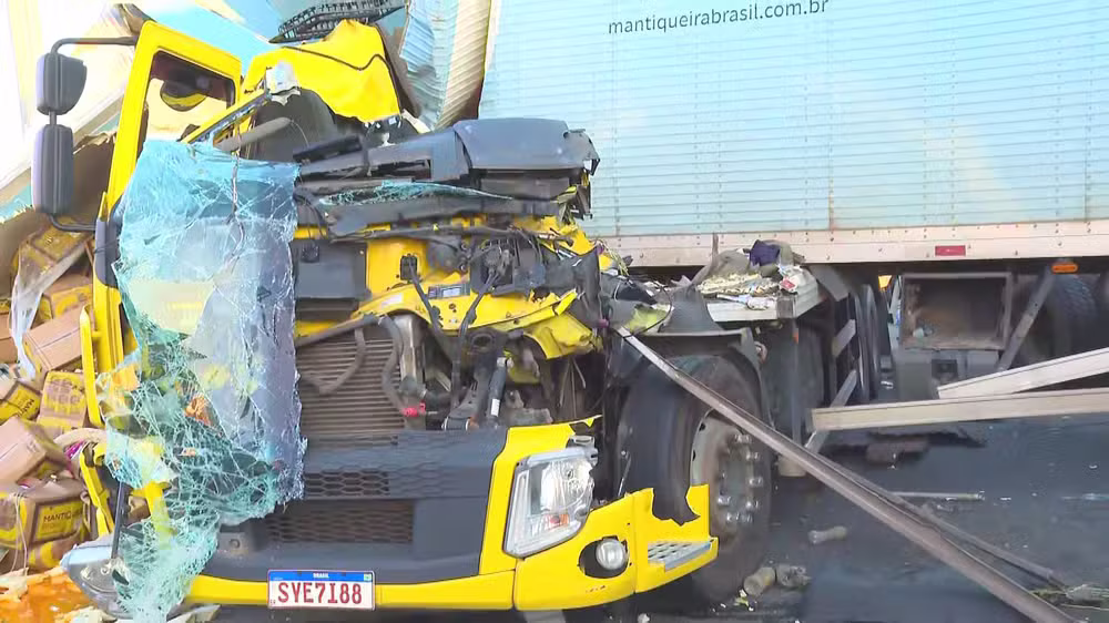 Cabine de uma das carretas ficou destruída