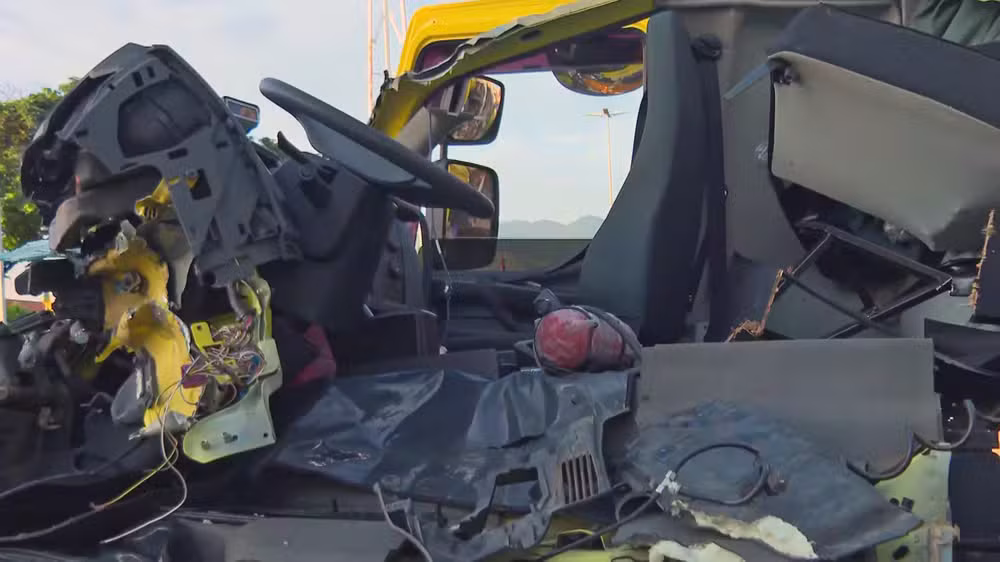 Engavetamento envolveu caminhões da Mantiqueira e um automóvel