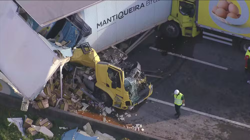 Engavetamento envolveu caminhões da Mantiqueira e um automóvel