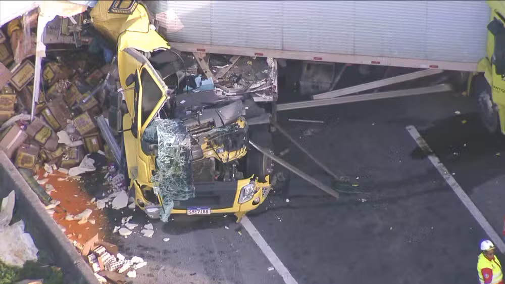 Engavetamento envolveu caminhões da Mantiqueira e um automóvel