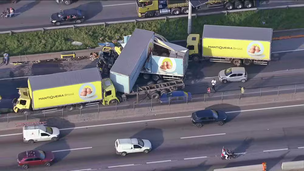 Engavetamento envolveu caminhões da Mantiqueira e um automóvel