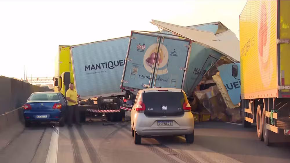 Engavetamento envolveu caminhões da Mantiqueira e um automóvel