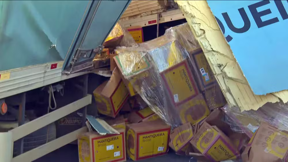 Engavetamento envolveu caminhões da Mantiqueira e um automóvel