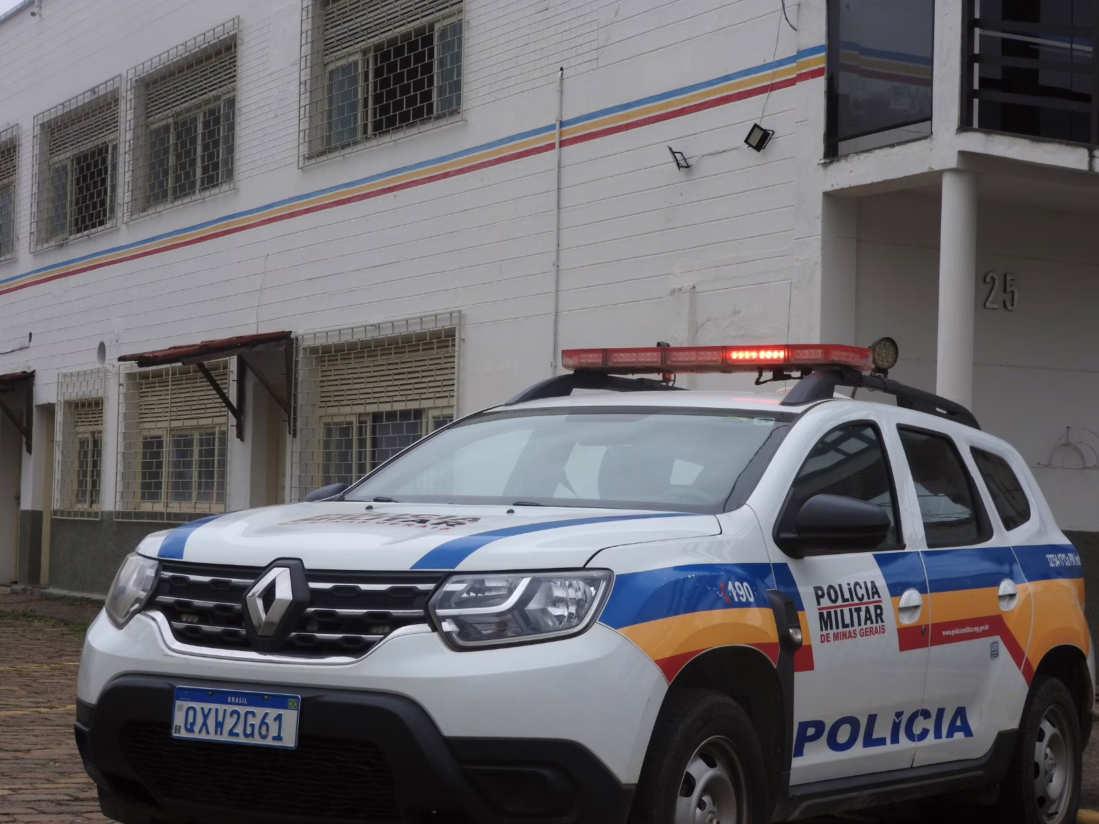 Durante as buscas, os policiais encontraram cinco tabletes de maconha, 13 pedras de crack e uma balança de precisão no interior da residência.