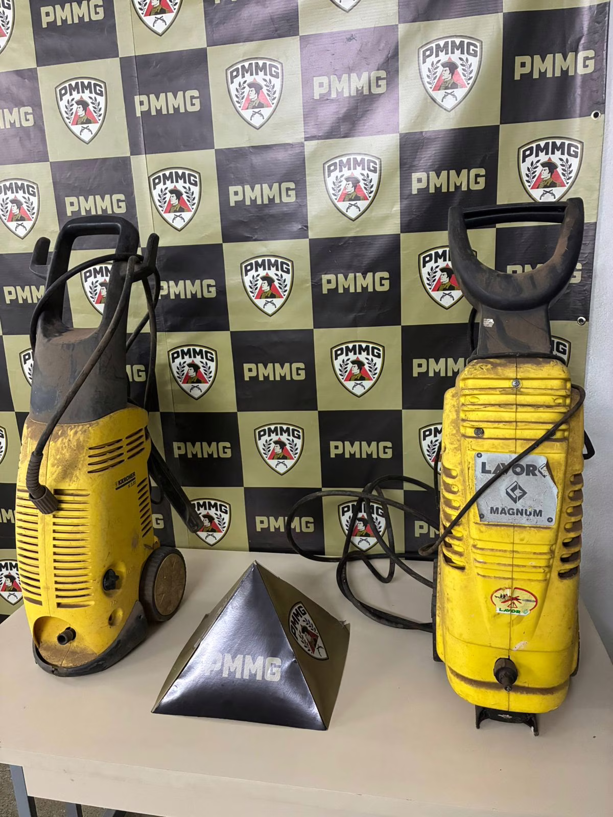 Ao acessarem a residência, os policiais conseguiram abordar o suspeito no momento em que ele tentava subtrair duas máquinas de lavar de alta pressão.