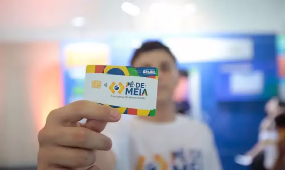 No programa Pé de Meia, alunos do Ensino Médio recebem R$ 200 mensais, mais R$ 1 mil a cada ano concluído e um adicional de R$ 200 se prestarem o Enem.