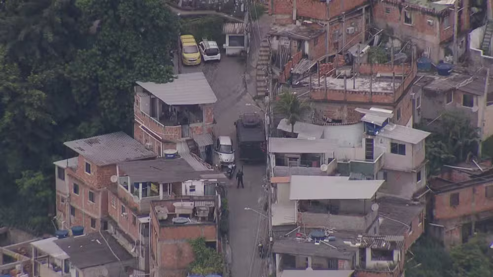 Veículo blindado dá apoio a operação da PM no Morro do Andaraí