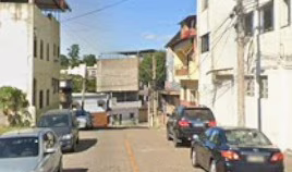 O homem foi identificado pelas iniciais G.H.S.R., de 22 anos, natural de Coronel Fabriciano, e já possuía passagens policiais pelos crimes de furto e roubo. A consulta ao sistema confirmou a existência de um mandado de prisão em aberto contra ele.